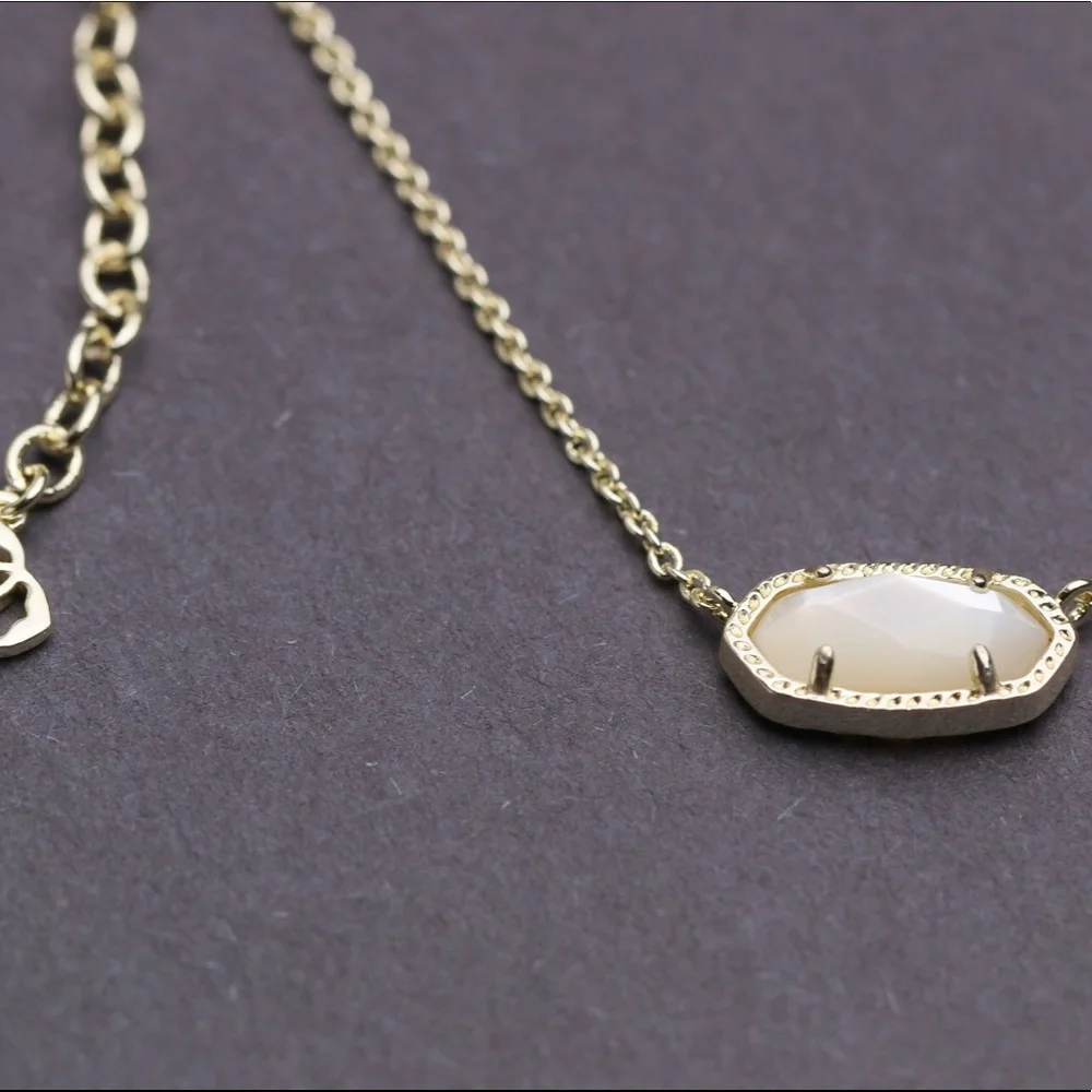 Elisa Pendant Necklace in Ivory Pearl
